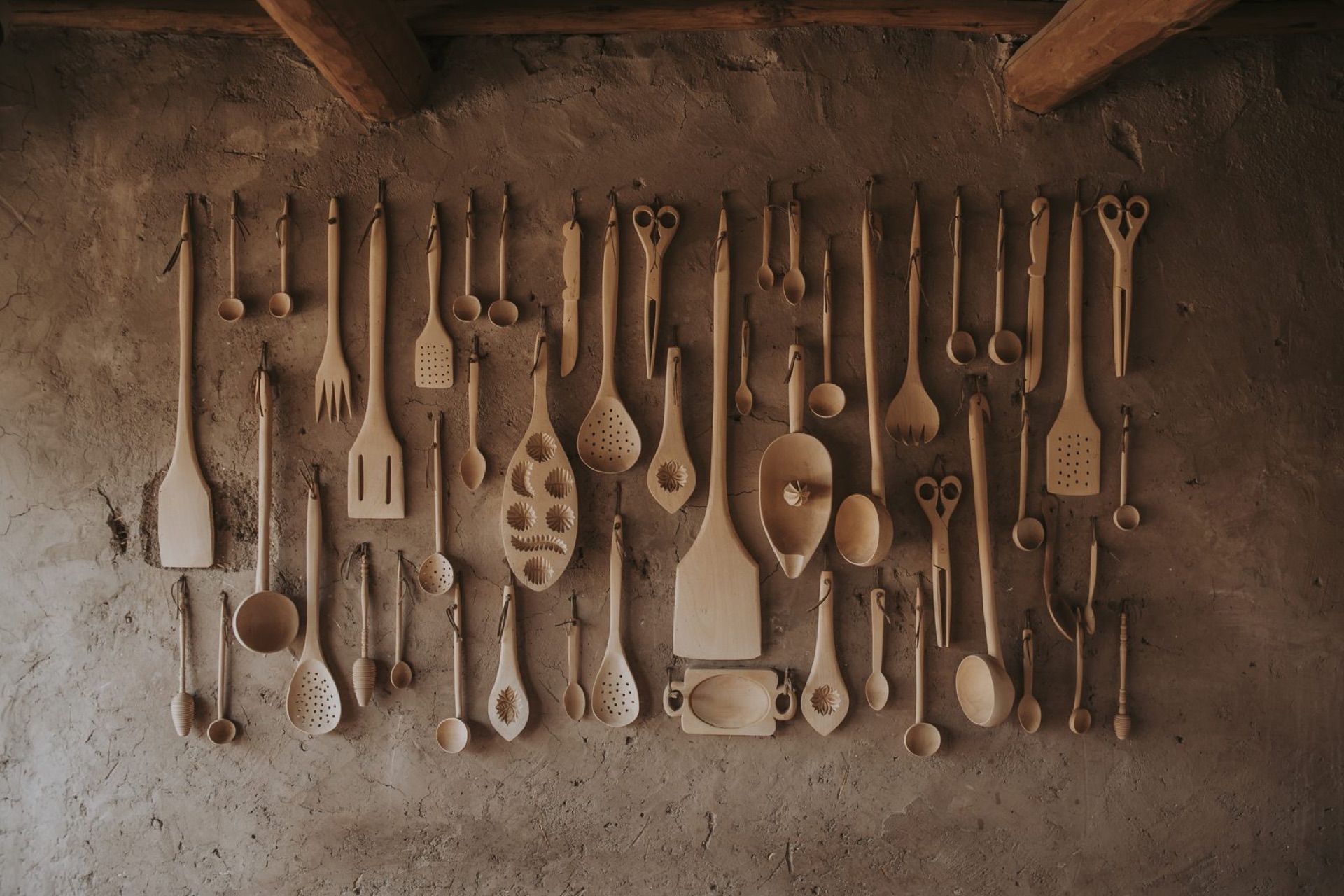 Collection de cuillères en bois sculptées à la main