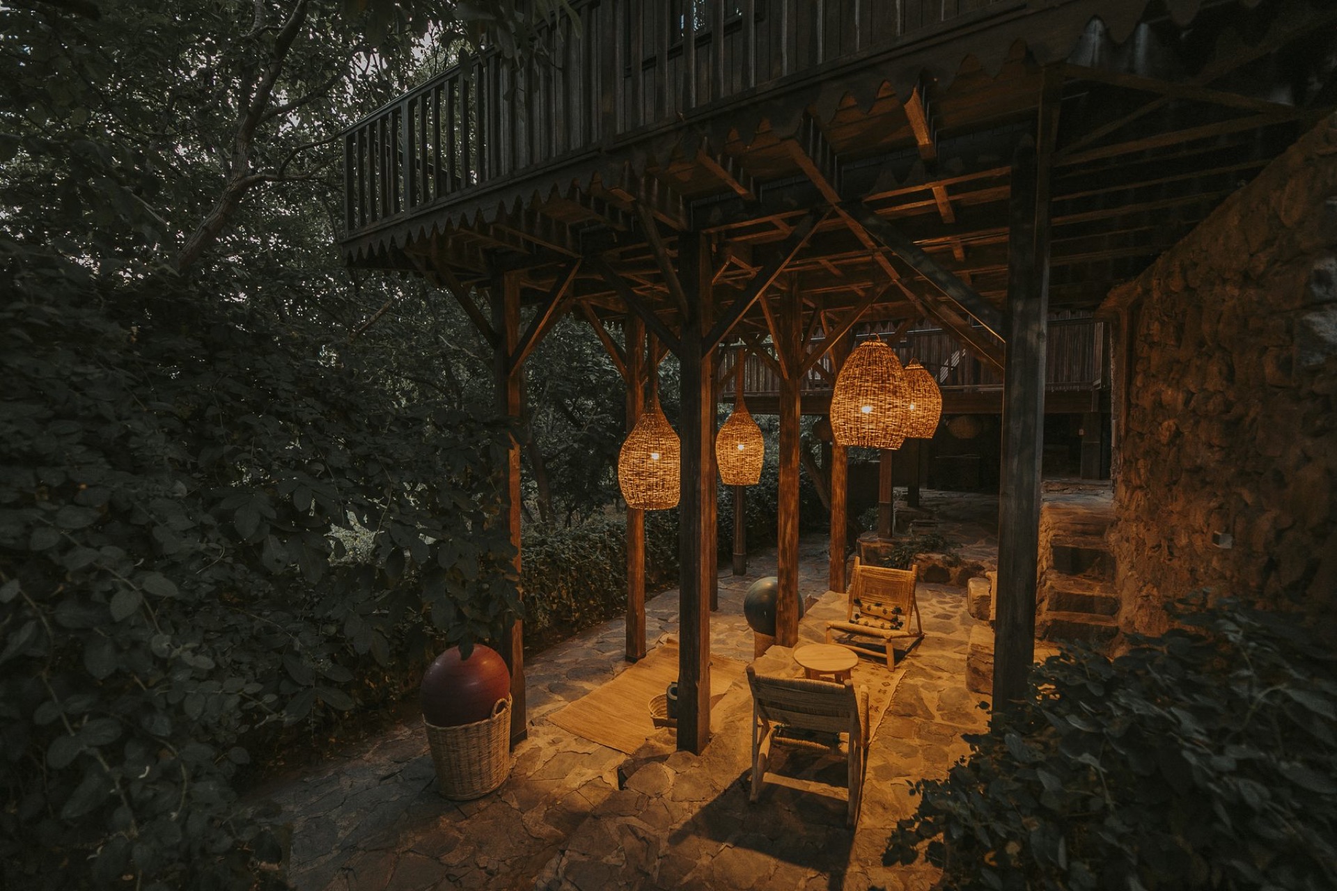 Les lanternes allumées dans le jardin de Douar Samra au crépuscule