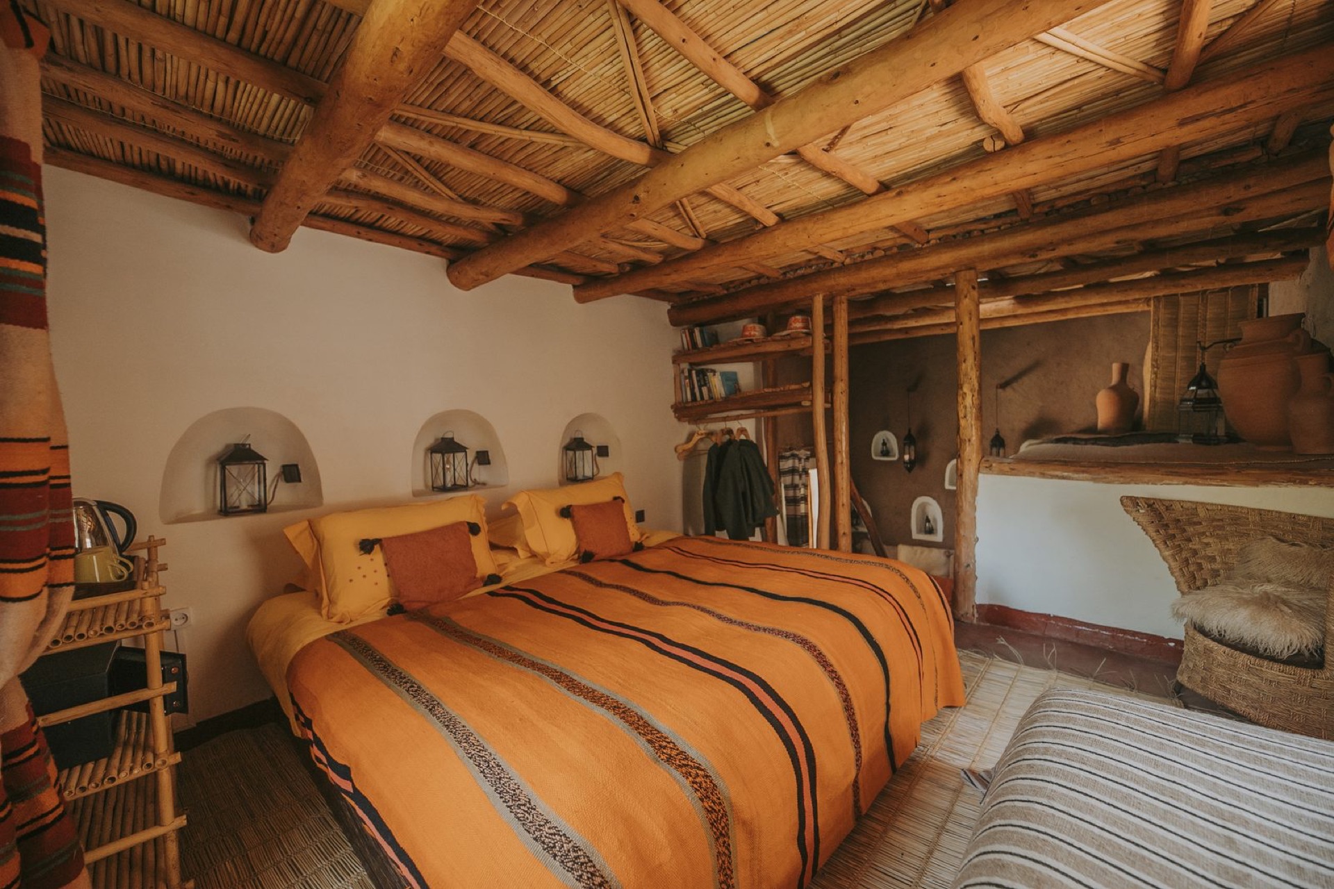 Mini-suite Mouss sous son plafond de rondins et roseaux
