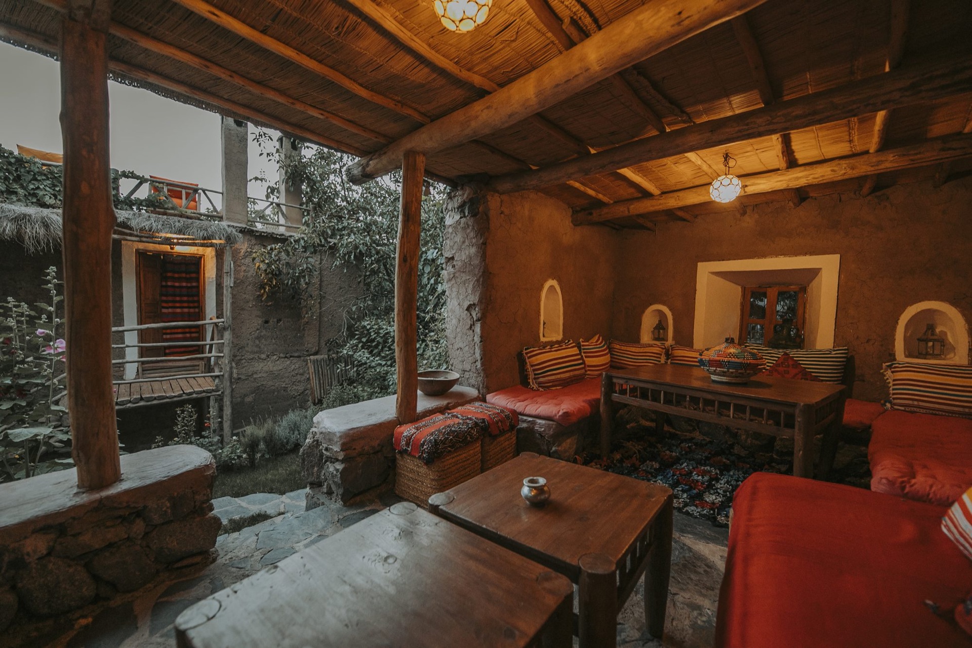 Le salon et la table de Douar Samra éclairés par des lanternes