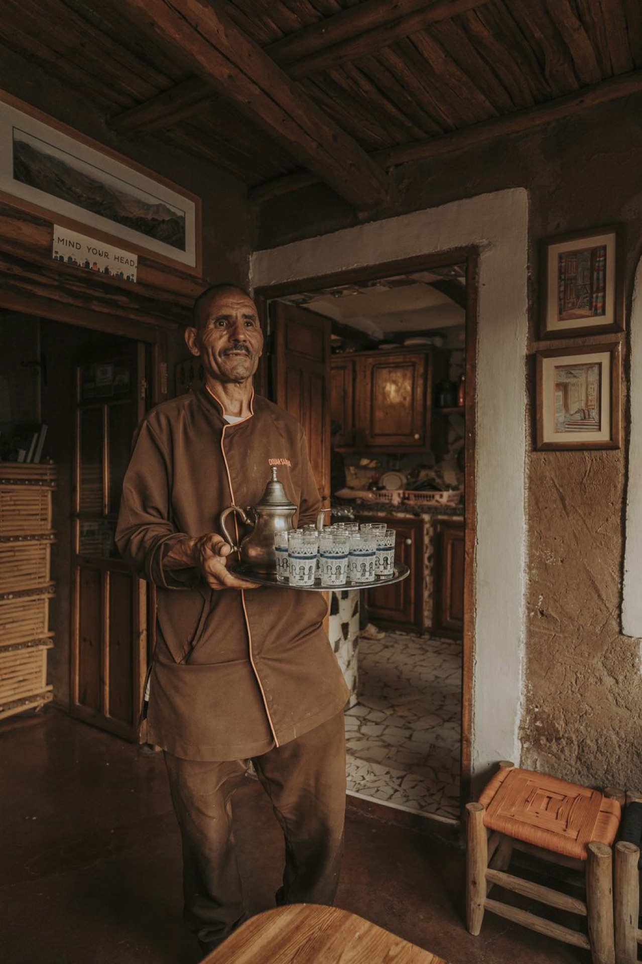 L’équipe de Douar Samra accueille les voyageurs avec le thé