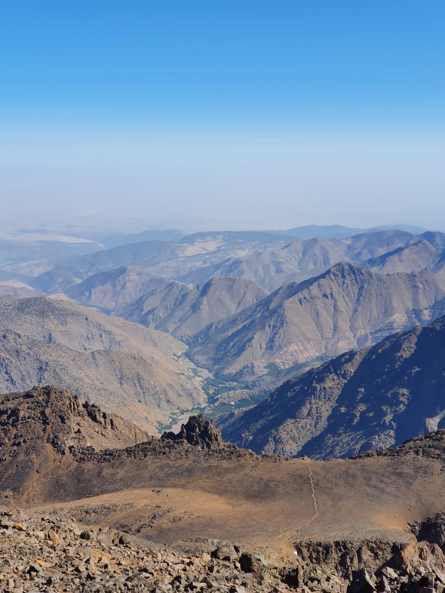 Vue depuis le sommet du Toubkal sur la vallée en contrebas