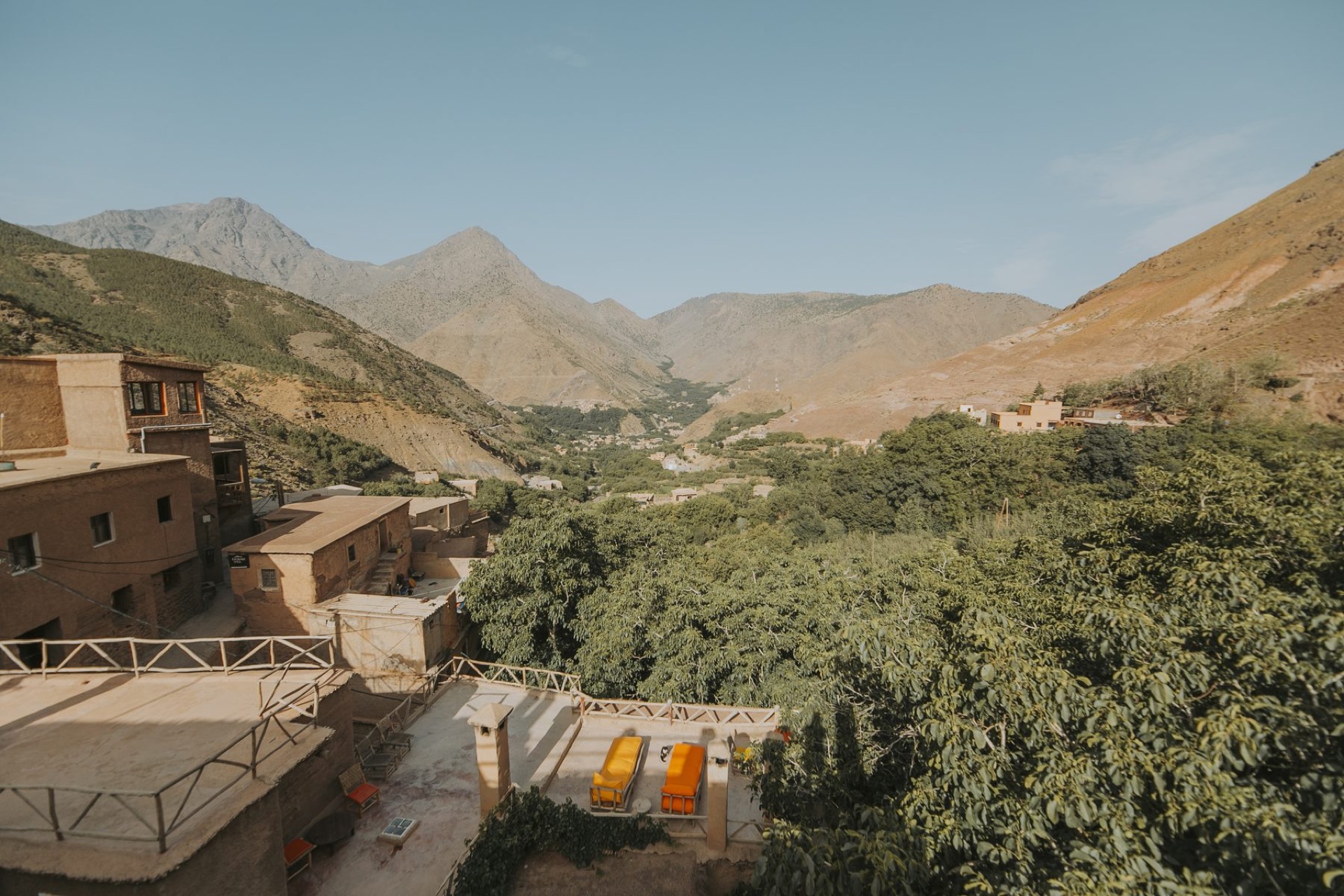 Vue panoramique depuis Douar Samra sur Tamatert et les montagnes de la vallée d’Imlil